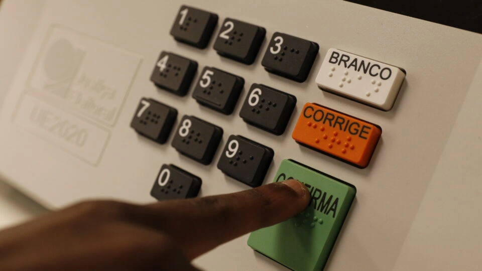 Urnas substituídas chegam a 1.904 no primeiro turno; nenhuma seção teve voto em papel