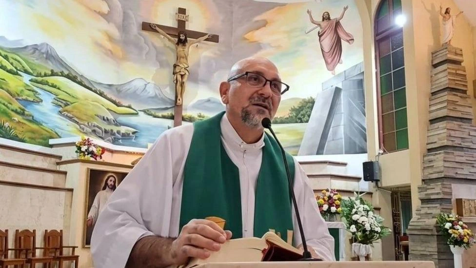Padre morre ao ser atingido por crucifixo em missa transmitida ao vivo