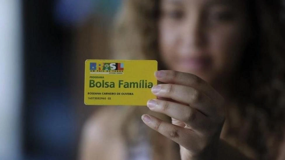 O que Flávio Bolsonaro e Lula propõem sobre o Bolsa Família