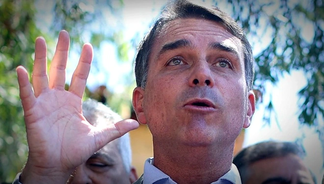 “Tesouraço” prometido por Flávio Bolsonaro vai atingir aposentadorias e programas sociais como Vale Gás e Farmácia Popular