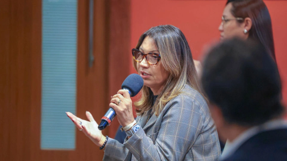 Janja repudia falas de Renan Santos em debate; candidato reage e desafia Lula