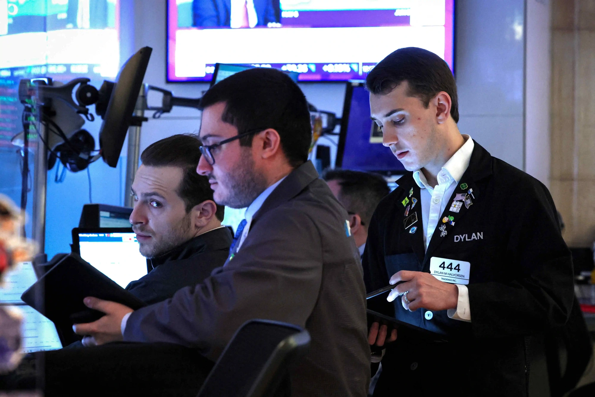 Dow Jones Futuro sobe após Fed elevar juros e aliviar temores com inflação