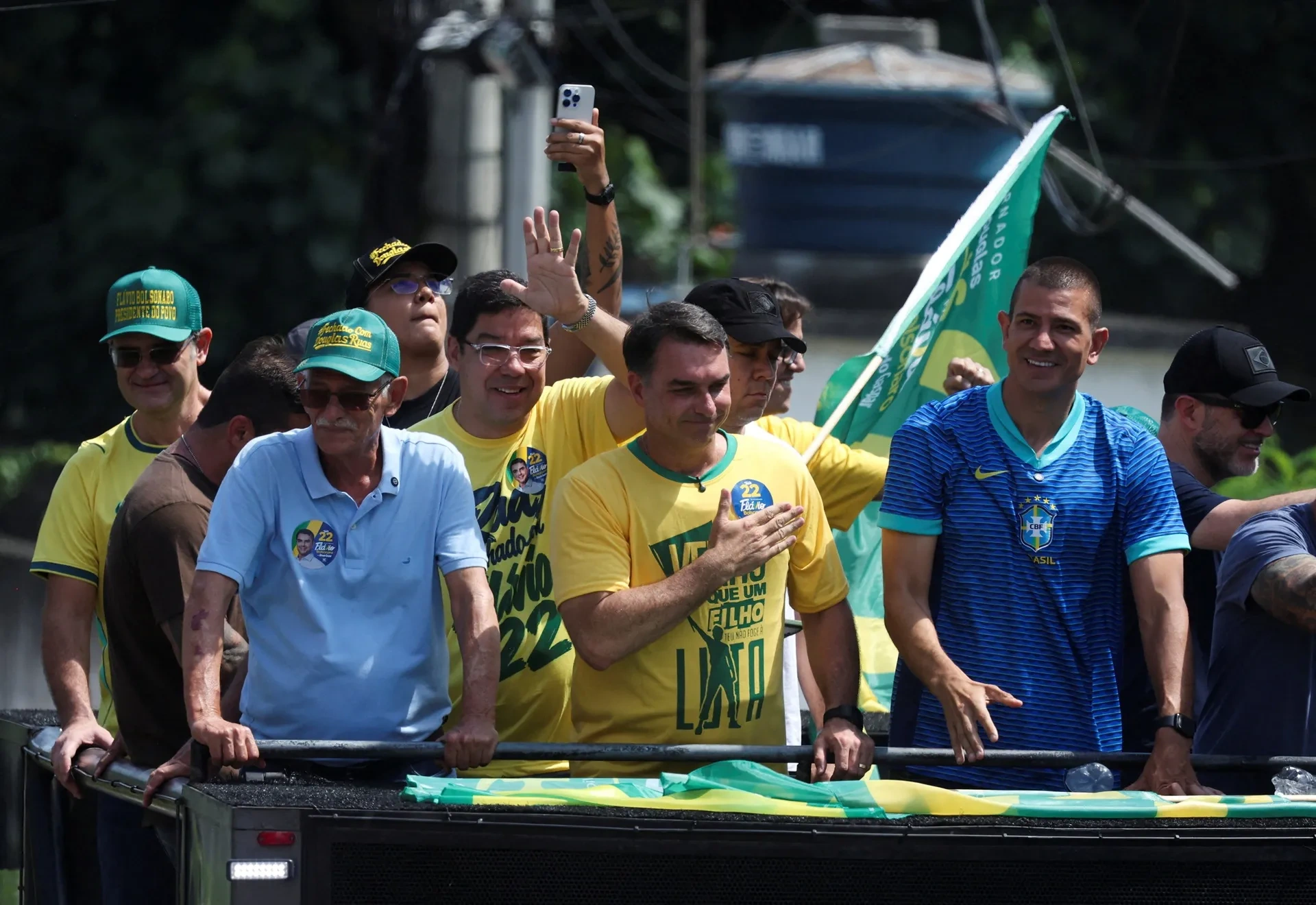 Flávio diz que enfrenta ‘inimigos mentirosos’ e Brasil passa por ‘guerra espiritual’