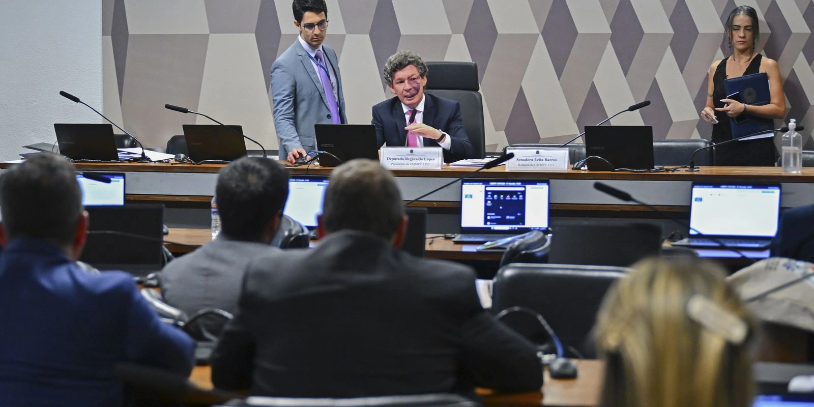Ajustes no texto adiam votação da MP da "taxa das blusinhas"
