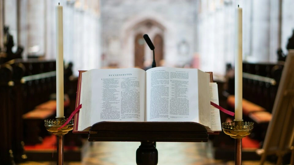 Especialistas condenam monitoramento acadêmico de cultos religiosos no Brasil