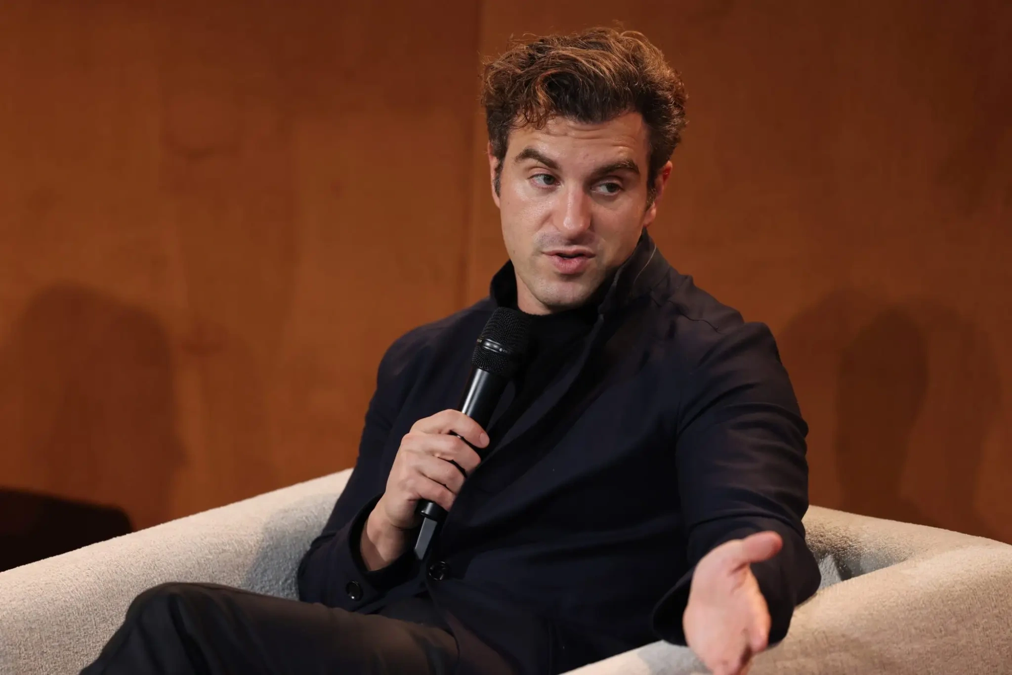 CEO do Airbnb alerta que dois tipos de trabalhadores podem não sobreviver à era da IA