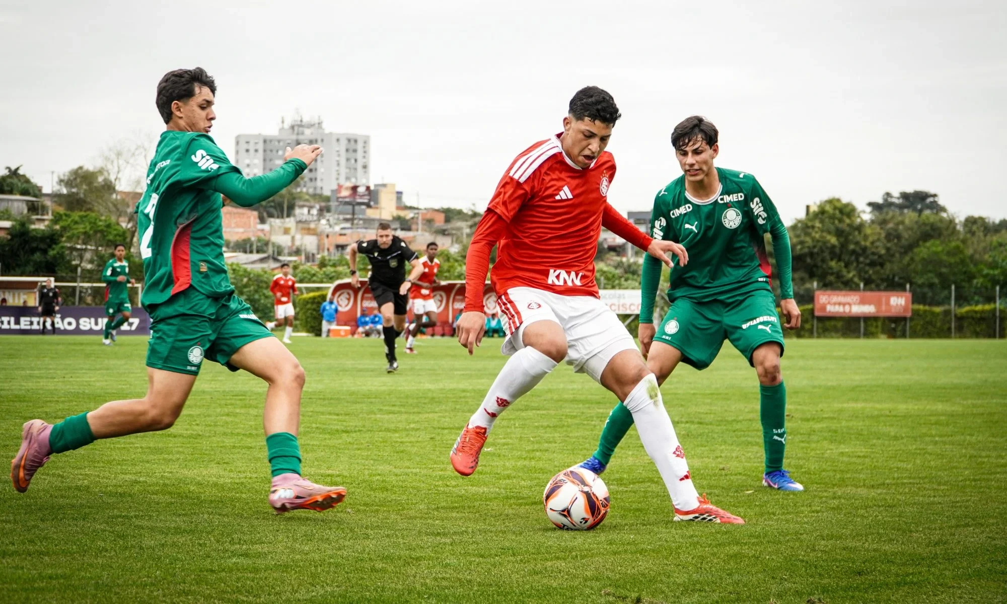 Palmeiras vence o Inter e segue colado na liderança do Brasileiro sub-17