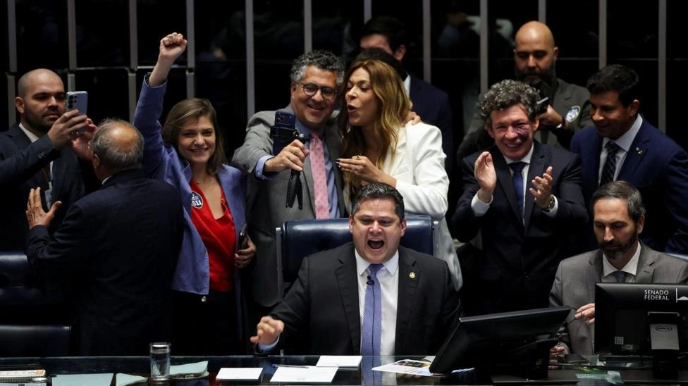 Brasil aprova maior mudança da jornada de trabalho desde 1988