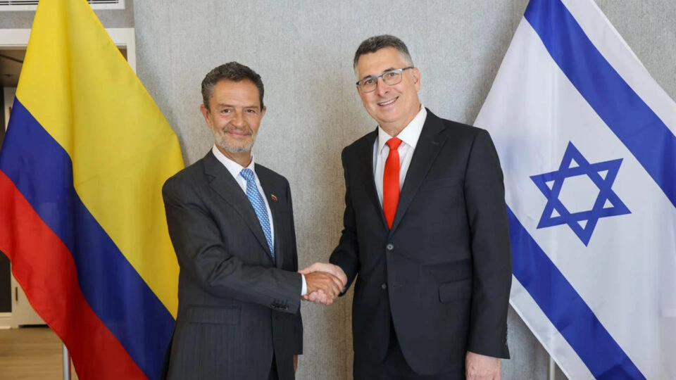 Novo presidente da Colômbia reverte decisão de Petro e retoma exportações de carvão para Israel