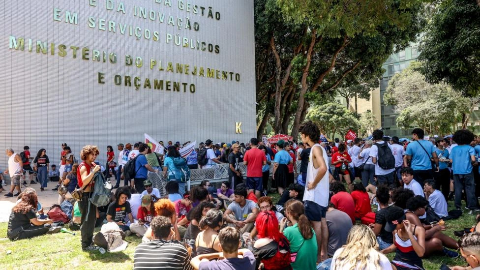 O que Flávio Bolsonaro e Lula propõem sobre o funcionalismo público