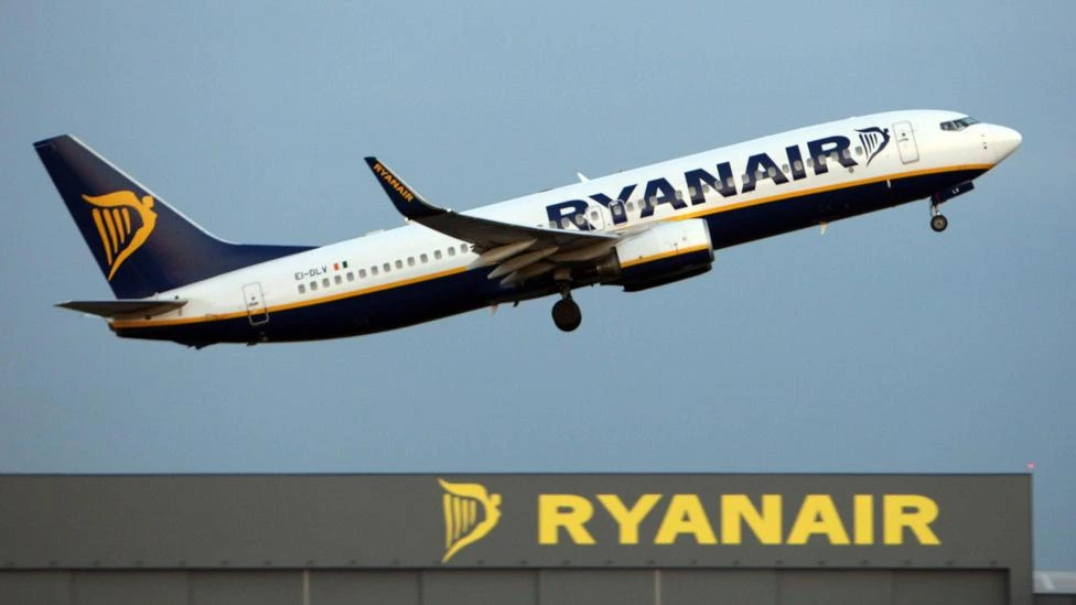 A causa do acidente em que homem quase foi sugado para fora de avião pela janela, segundo relatório preliminar