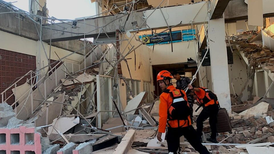 Terremoto de magnitude 7,7 causa pânico, derruba prédios e deixa mortos na Indonésia