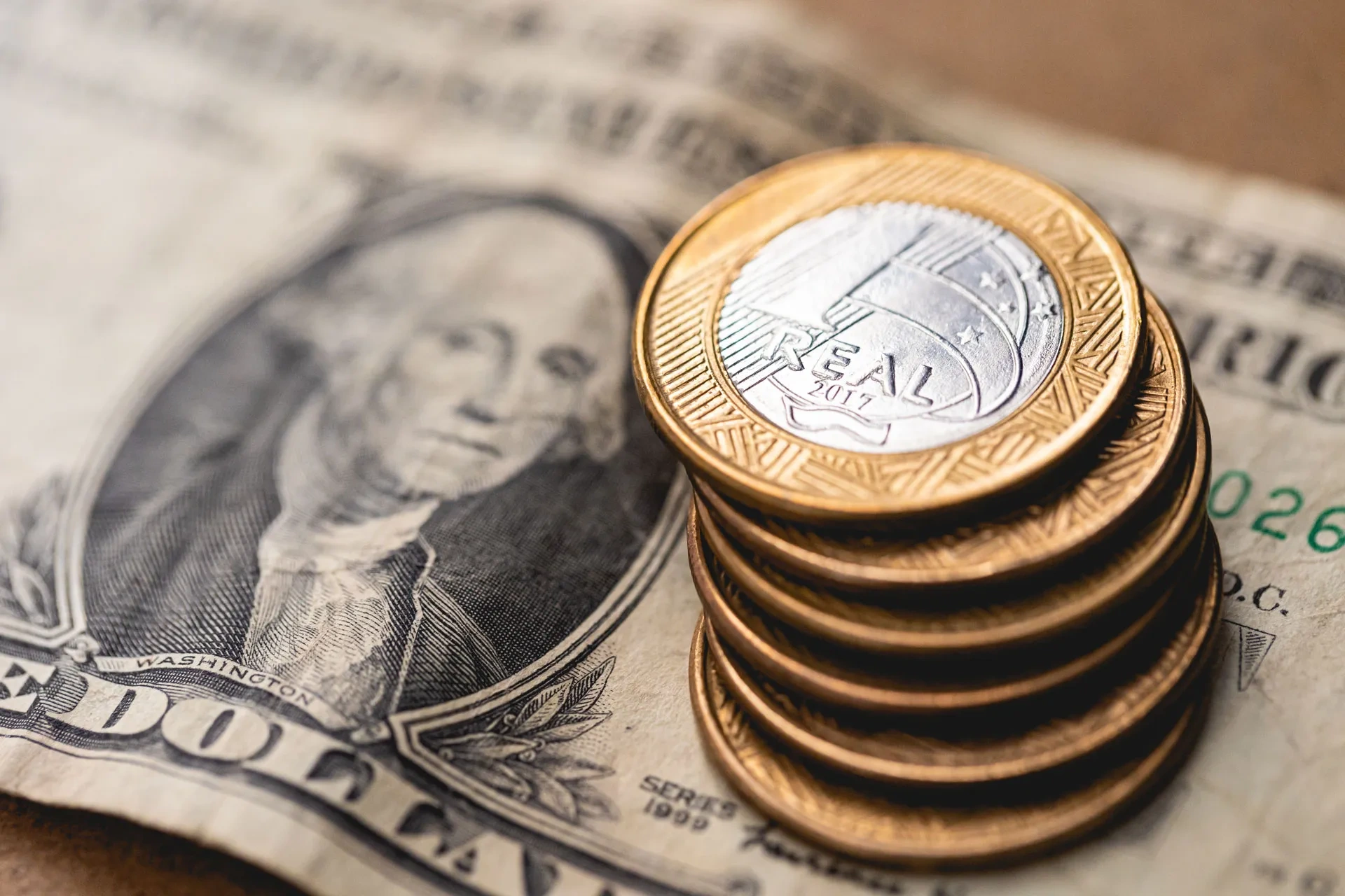Real cai 10% no mercado futuro ante dólar após reeleição de Lula