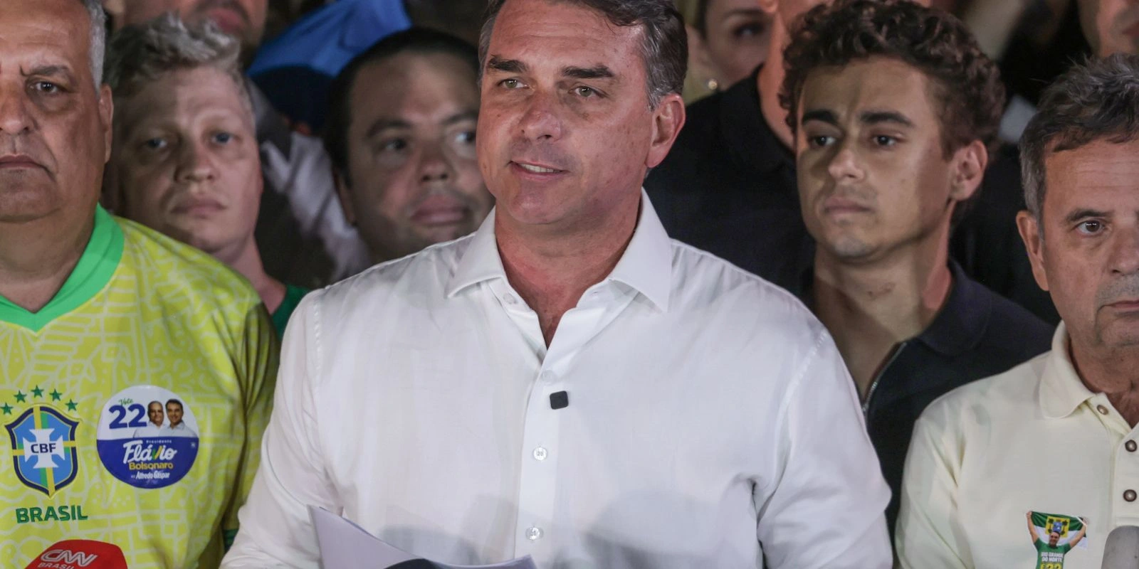 Em carta golpista, Flávio agradece Milei e Trump por apoio para fuga