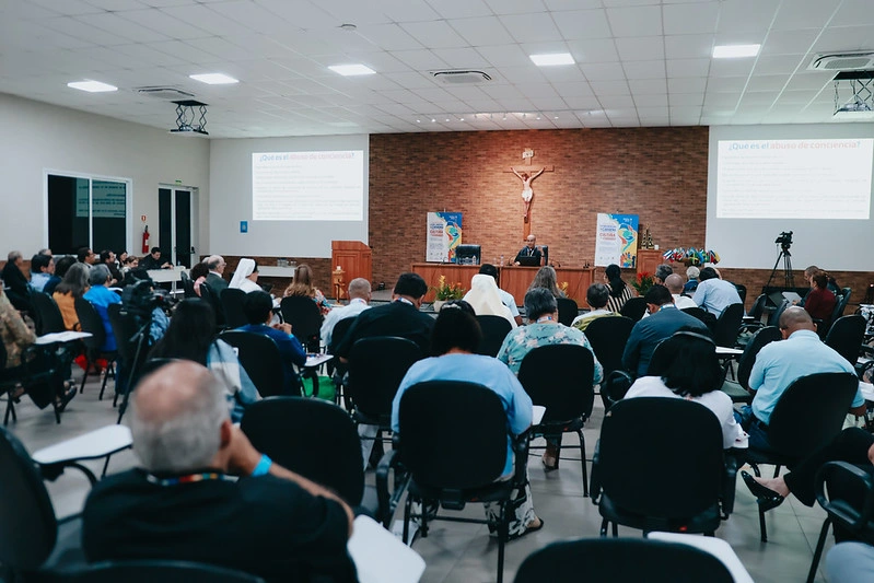 Painel sobre abusos não sexuais convidou a ampliar o olhar para outras formas que podem comprometer a dignidade e a integridade
