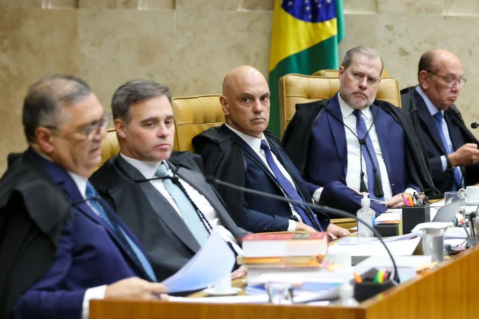 Moraes e Mendonça deveriam ser impedidos de votar? Juristas respondem perguntas de leitores da BBC sobre sessão histórica do STF