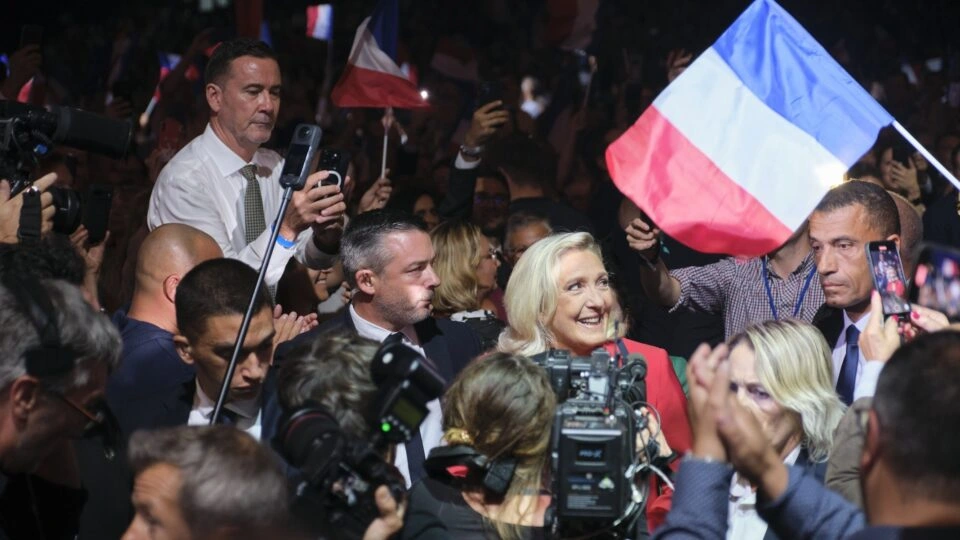 Marine Le Pen dispara nas pesquisas enquanto a França enfrenta onda de violência