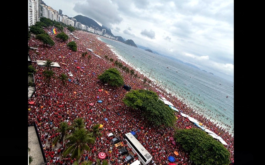 Multidão ocupa Copacabana em ato pró-Lula um dia após manifestação na Paulista receber críticas por cobertura da Globo
