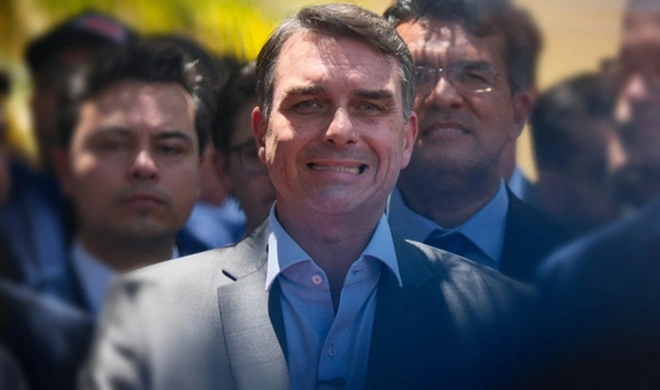 Flávio Bolsonaro rejeita fim da escala 6×1 e defende proposta que pode reduzir salários