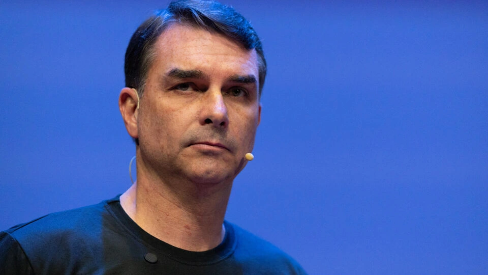 Flávio Bolsonaro reage a críticas por ausência e diz querer debates contra Lula