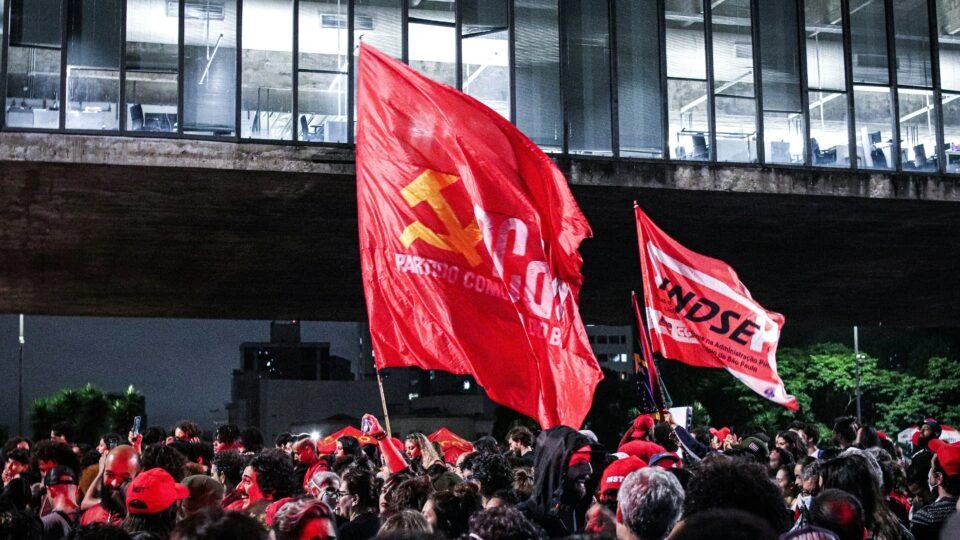 Por que tantos jovens são atraídos pelo comunismo?