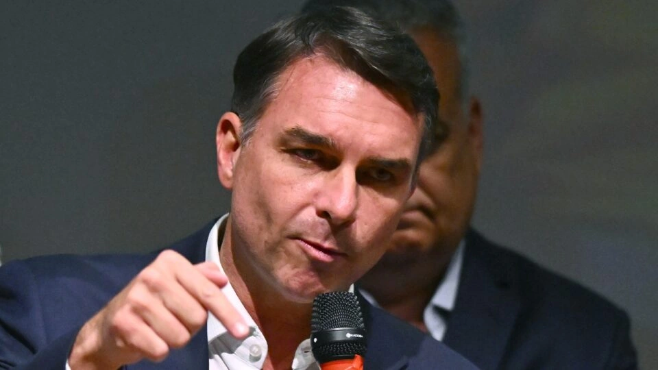 Após derrota, Flávio é alvo de Moraes e PF. Vitória de Lula pressiona mercado