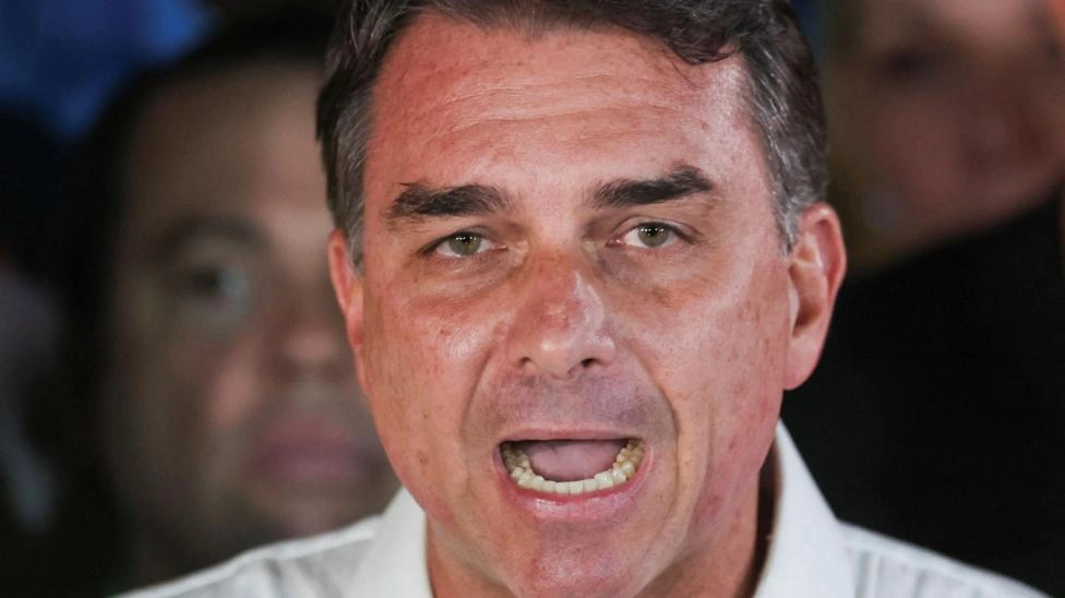 Qual o futuro do bolsonarismo após Flávio Bolsonaro deixar o Brasil e se declarar 'o verdadeiro presidente do Brasil'?