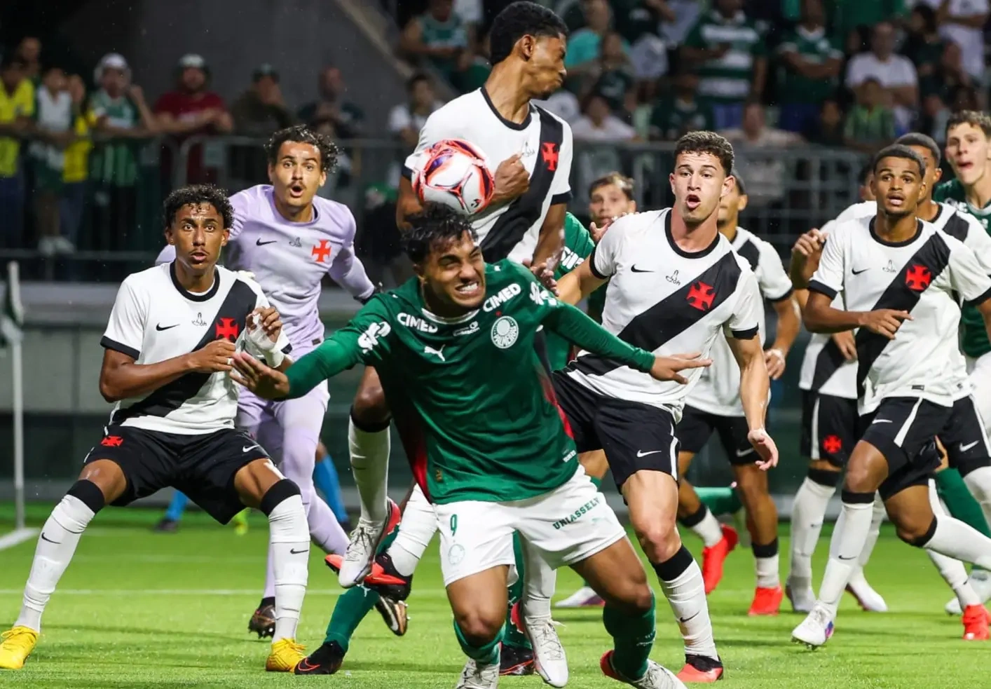 Torcida do Palmeiras desafia chuva e trânsito para apoiar base em noite de vice
