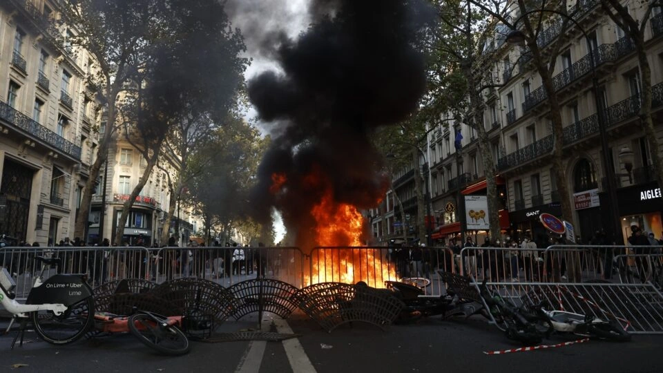Partidos de direita da Europa cobram fronteiras fechadas após caos na França