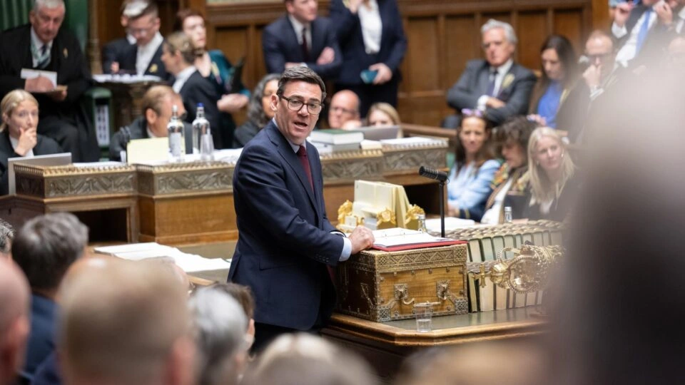 Andy Burnham encara crises territoriais no início do governo britânico