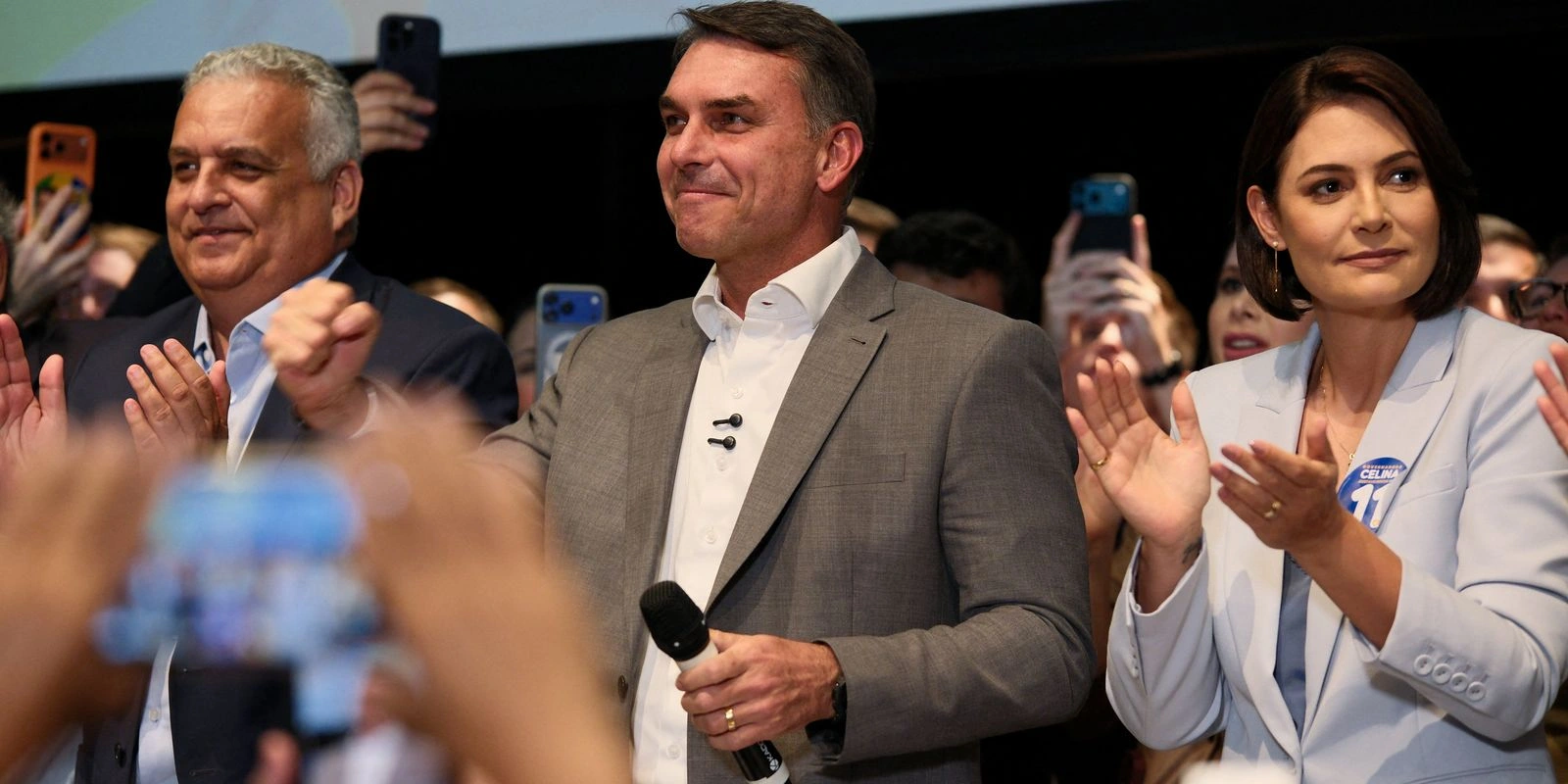 Flávio Bolsonaro recebe apoio de partidos e fala em mudar Constituição