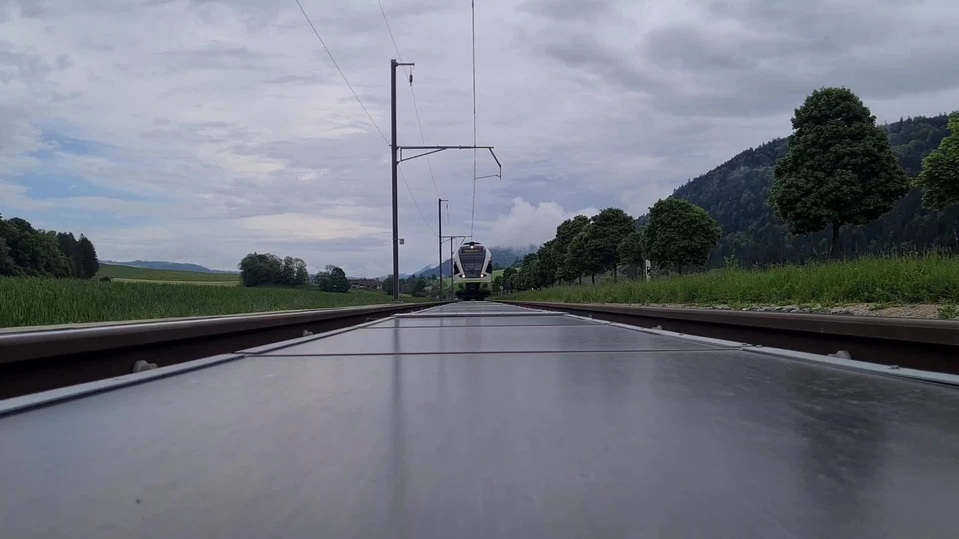 É uma usina solar ou uma ferrovia? Numa cidade suíça, são as duas coisas