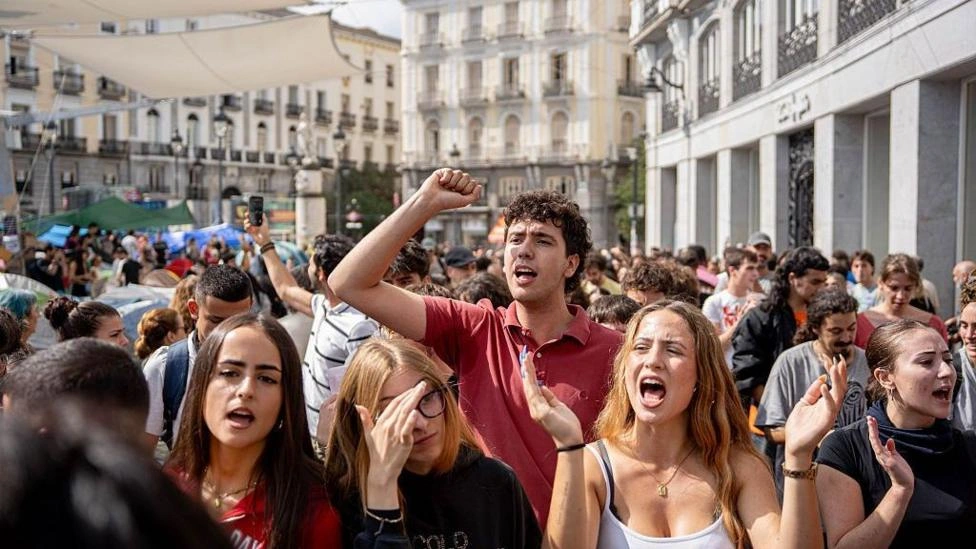Espanha anuncia proibição de despejos após retirada de moradora de 87 anos de apartamento em Madri
