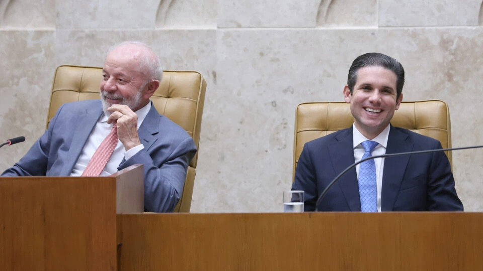 Após acordo com governo Lula, Câmara aprova projeto que reduz tributos dos combustíveis