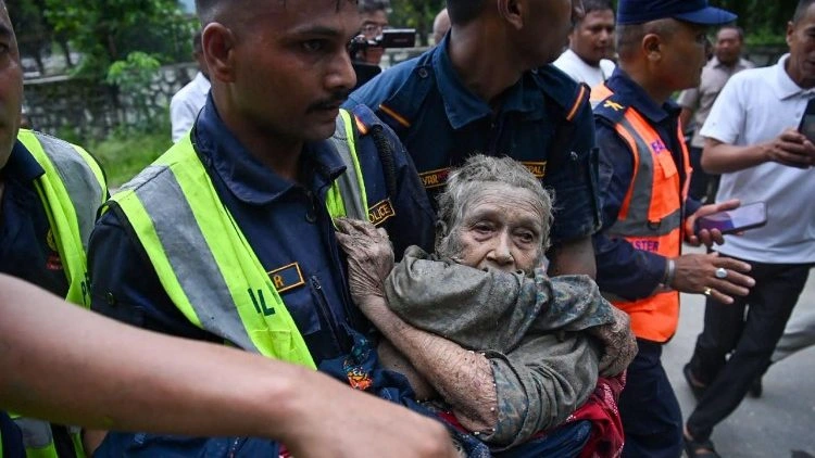 Inundações devastadoras entre Tibete e Nepal deixam 95 mortos e centenas de desaparecidos