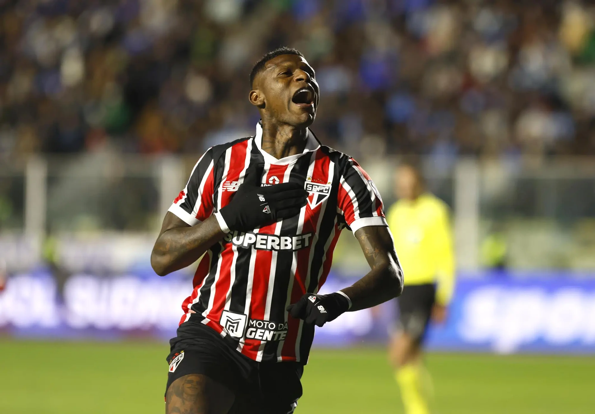 Arboleda reencontra torcida do São Paulo no Morumbis pela primeira vez após ‘sumiço’