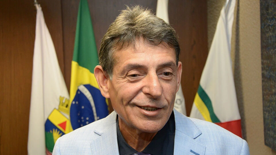 Juiz que bebeu e fumou durante sessão chama Moraes e tribunais de “corruptos”