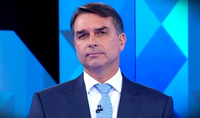 Agências de checagem em tempo real mostram que Flávio Bolsonaro mentiu em 90% do que falou no debate da TV Globo