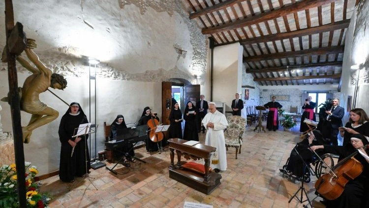 Papa reza com as monjas agostinianas no mosteiro em Pennabilli