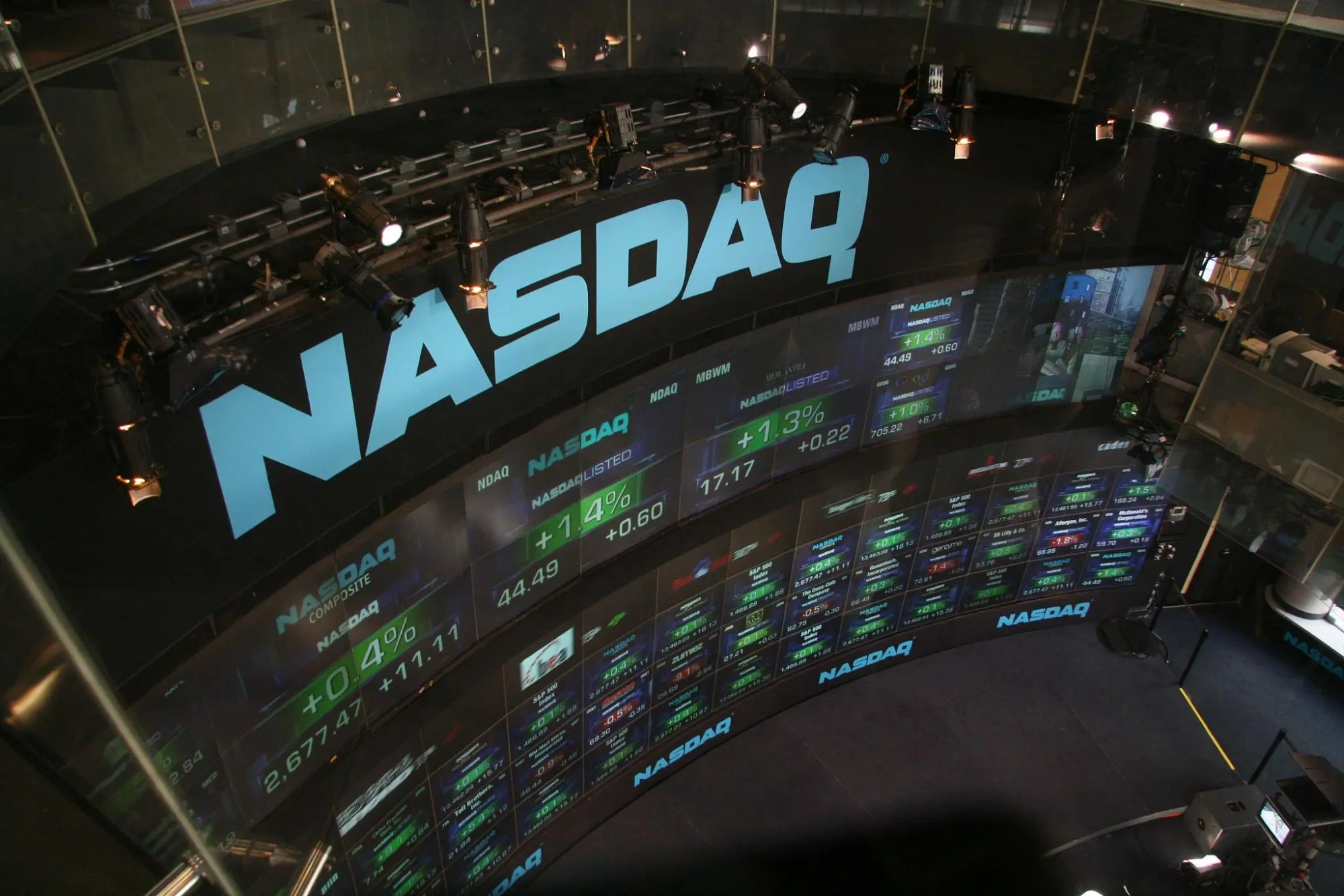 Nasdaq salta mais de 2% e renova recorde com otimismo em IA e queda do petróleo