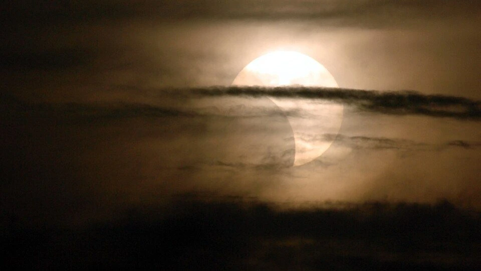 Eclipse solar reduz geração de energia na Europa; veja como países se preparam para o fenômeno