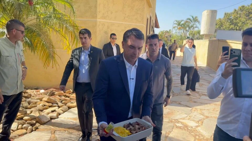 Flávio oferece “picanha” à imprensa e critica operação de Moraes contra fonte de jornalista