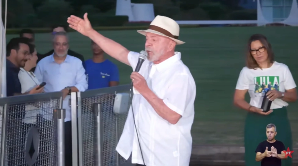 Lula critica Flávio, e aliados falam em 'perseguição'
