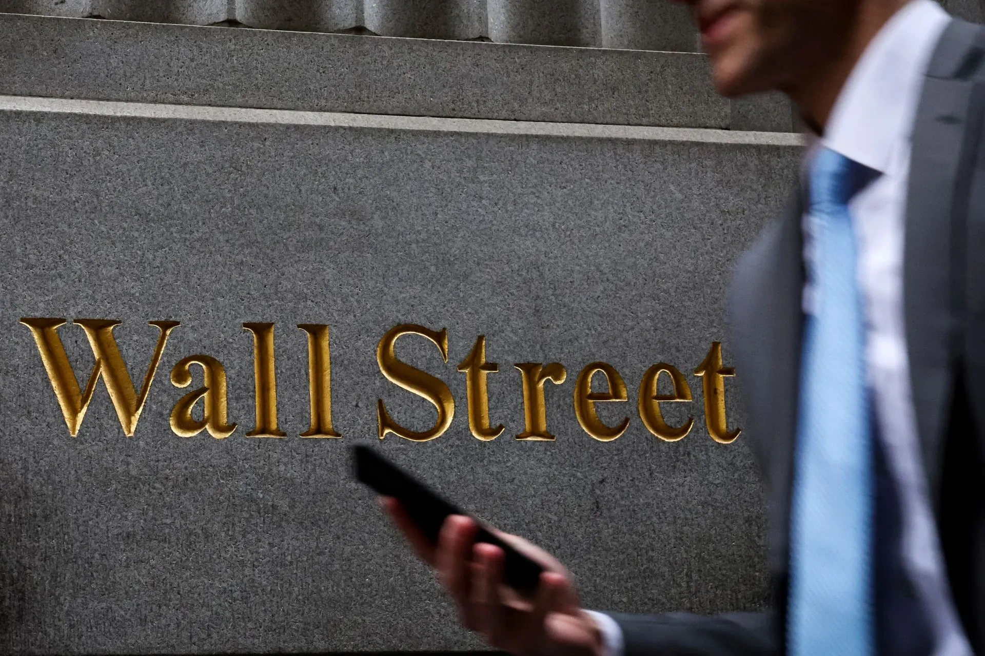 Dow Jones Futuro sobe à espera do relatório de emprego dos EUA; petróleo recua 3%