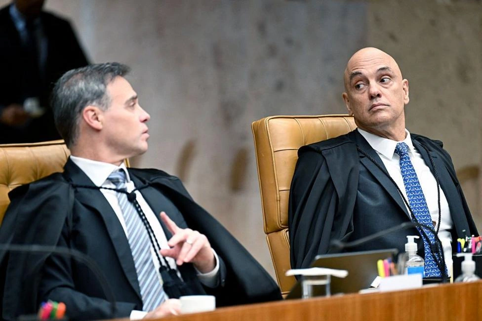 Quem venceu primeiro embate da batalha entre Moraes e Mendonça no STF? O que dizem os analistas