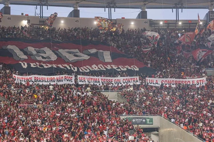 Flamengo e Fluminense protestam contra MP das Bets; torcedores estendem faixa
