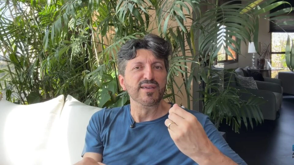 Influenciador é diagnosticado com doença rara causada por príons; proteína desafia a ciência