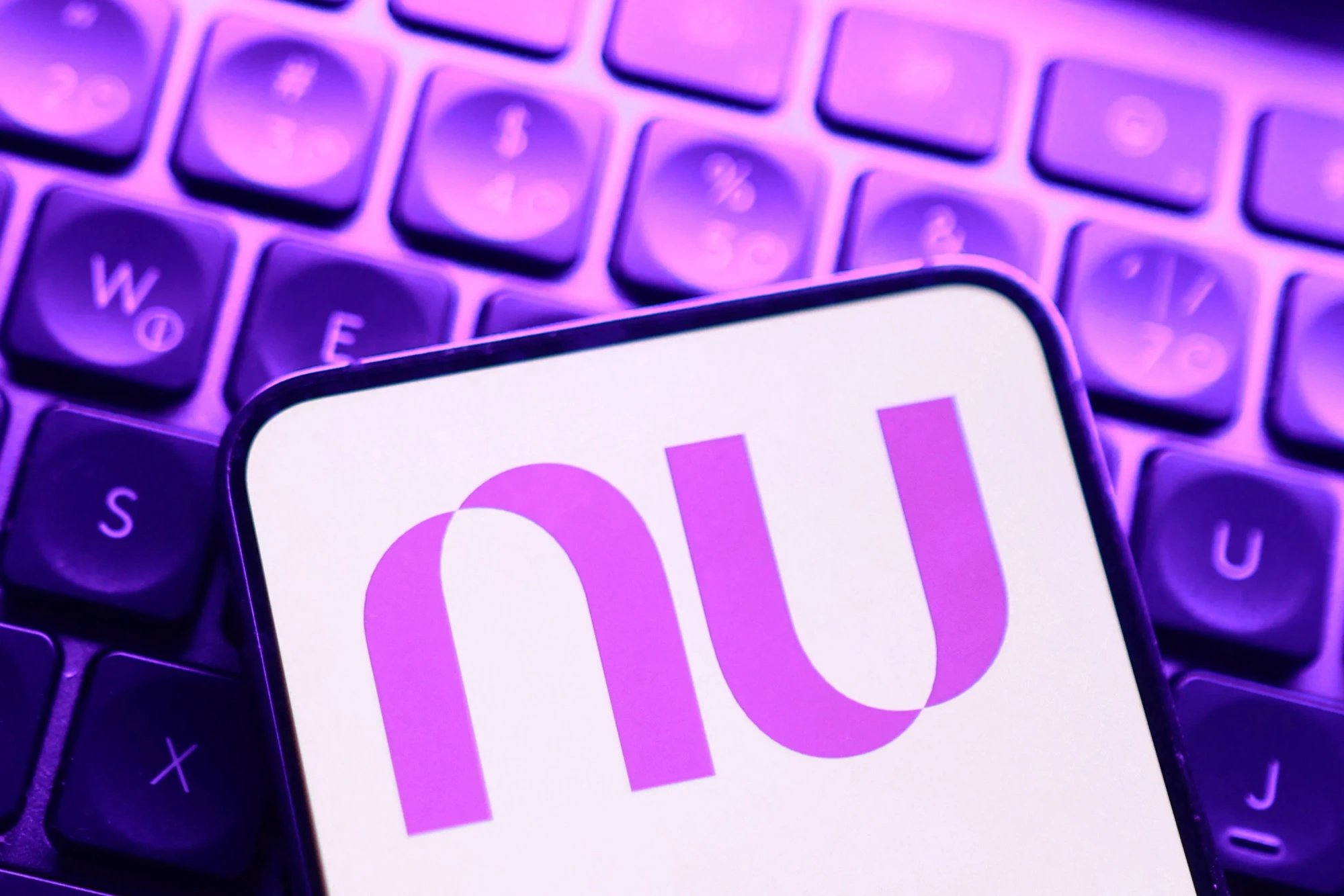 Ações do Nubank despencam 10% em NY com notícias sobre compra de banco britânico
