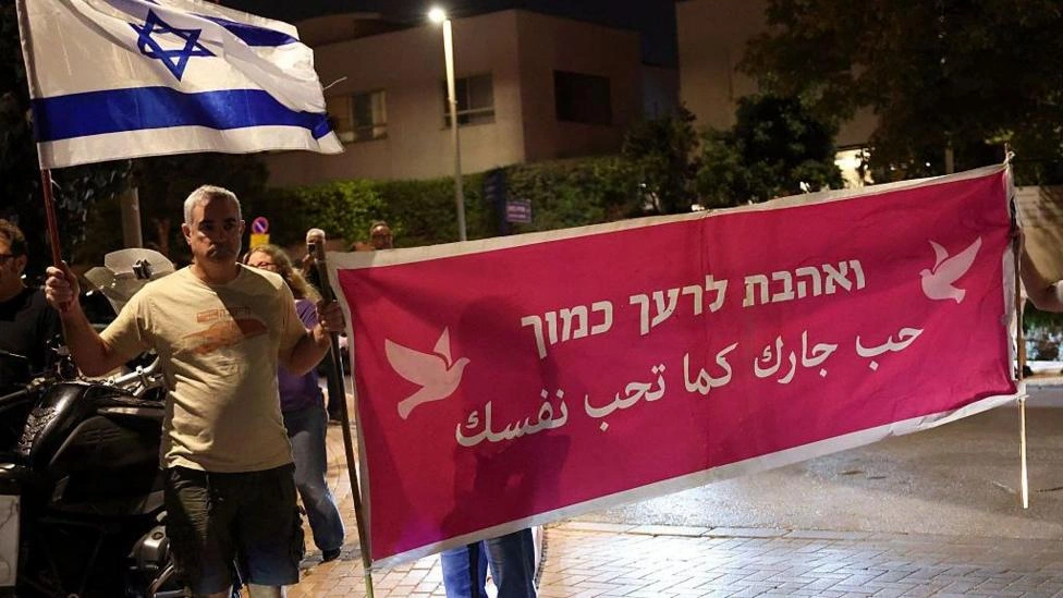 Oposição israelense acusa Netanyahu de tentar 'deslegitimar' as eleições com acusações de interferência estrangeira