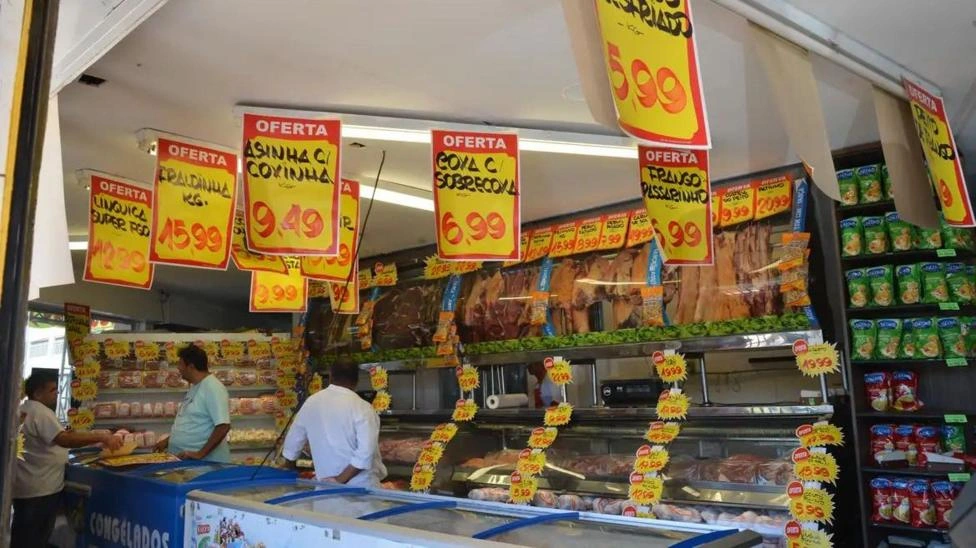 Os sinais vermelhos da economia em 2027 e o que Flávio e Lula propõem para eles